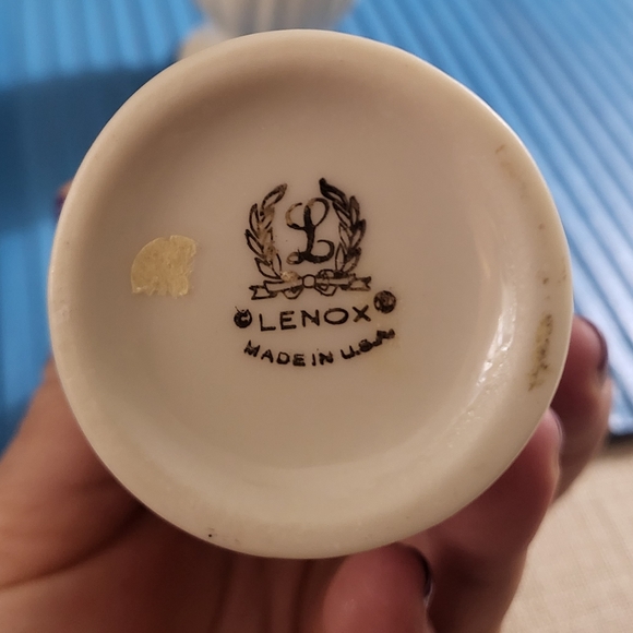 Lenox - VintageMade in USA Porcelain Vase Raised Flower Motif w/ 24 kt Gold Trim - Picture 3 of 6